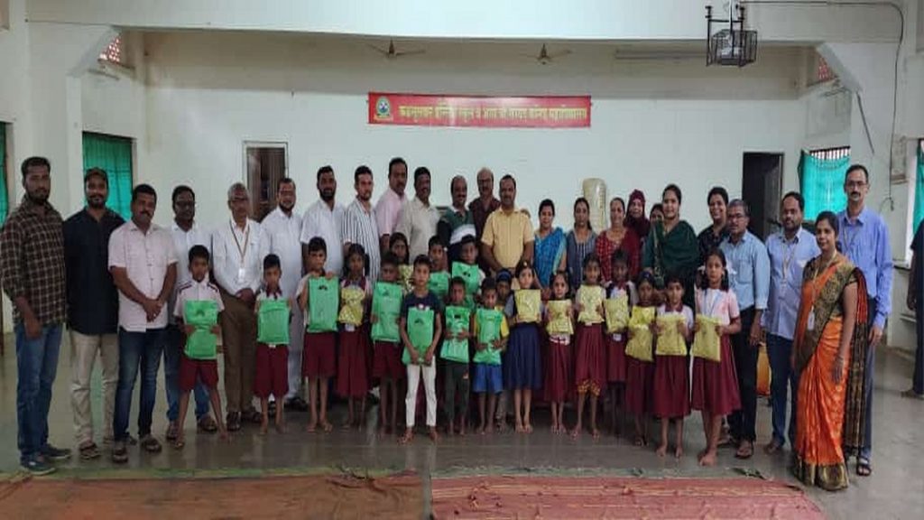 Sawantwadi | सुप्रियाताई सुळेंच्या वाढदिवसानिमित्त राष्ट्रवादीकडून गरजुंना गणवेश वाटप sawantwadi