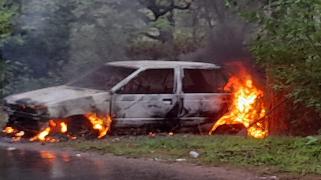 मळगाव-तळवडे मार्गावर मारुती कारने घेतला पेट !