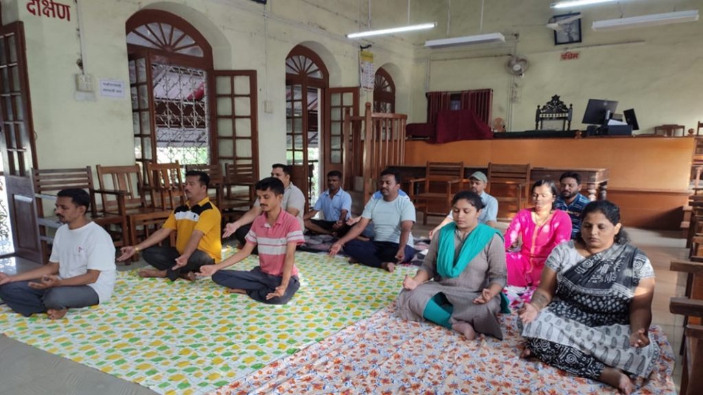 sawantwadi : न्यायालयात वकिलांनी केला योगदिन साजरा !