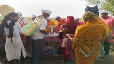 भराडी देवी सेवा मंडळ दिवा (ठाणे) यांच्या वतीने वारकऱ्यांसाठी चहा बिस्किट वाटप