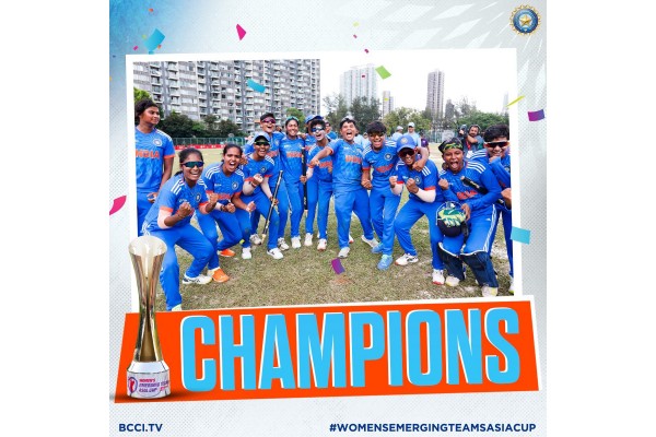 भारतीय महिला क्रिकेट संघ आशिया चषकाचा मानकरी