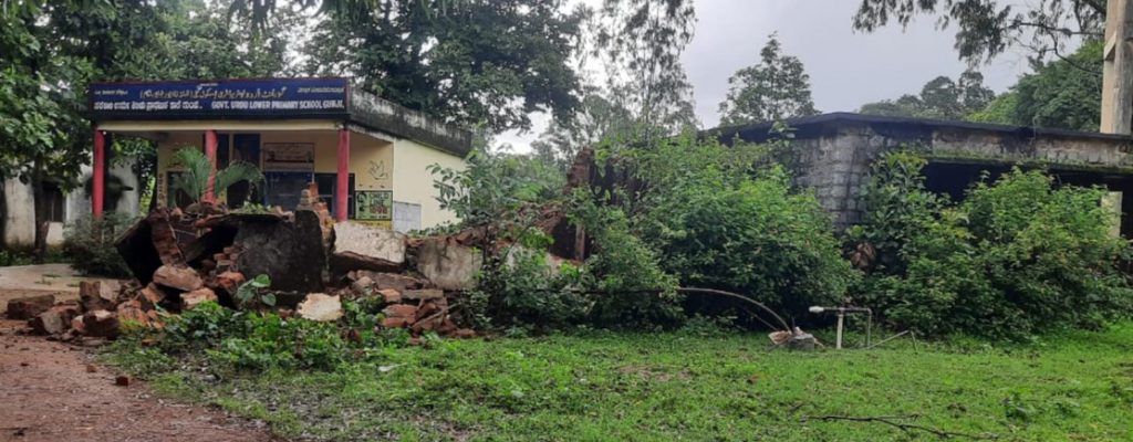 गुंजीत समाजभवनाची इमारत कोसळली