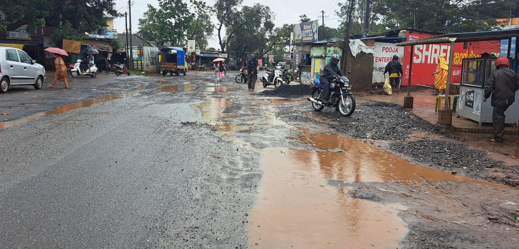 राजा टाईल्स-गोवा क्रॉस रस्त्याची दुर्दशा