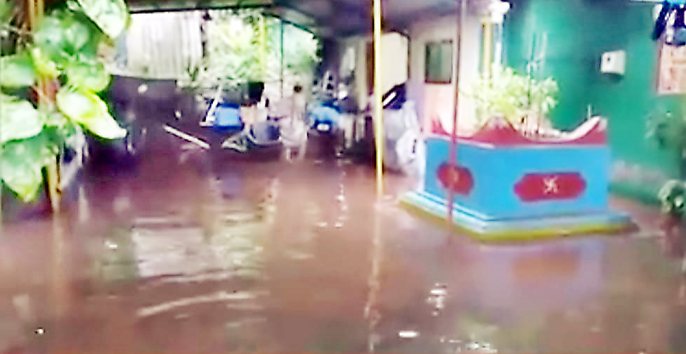 Rain water in many houses in Vasco