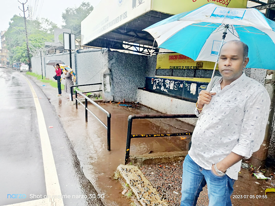 गोवा शिपयार्डसमोरील नादुरुस्त निवारा बस शेडमुळे प्रवाशांची गैरसोय Inconvenience to passengers due to dilapidated sheltered bus shed in front of Goa Shipyard