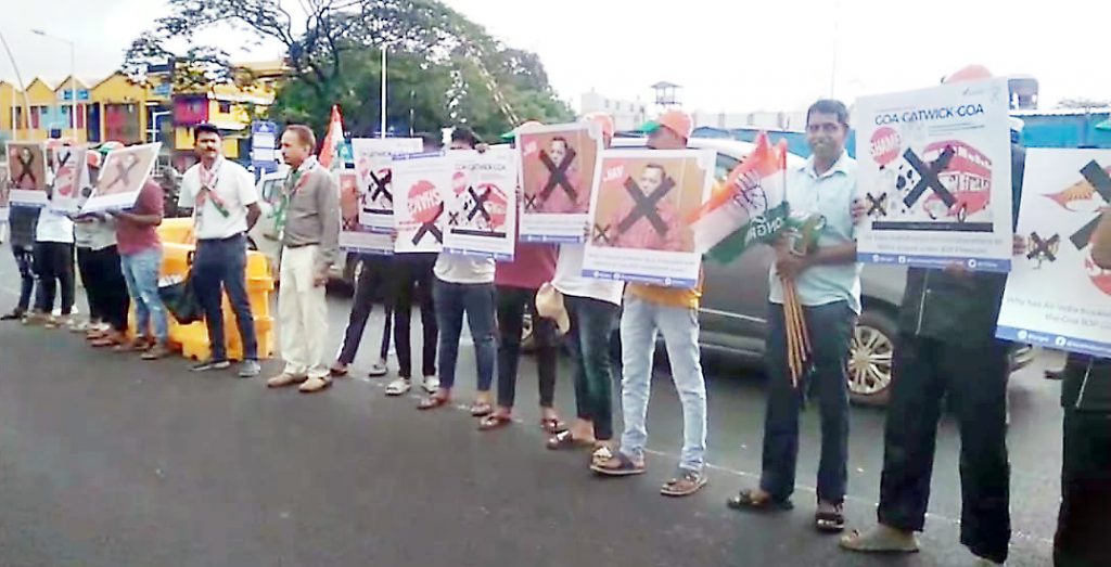 Congress protests in front of the airport to protest the injustice done to Daboli