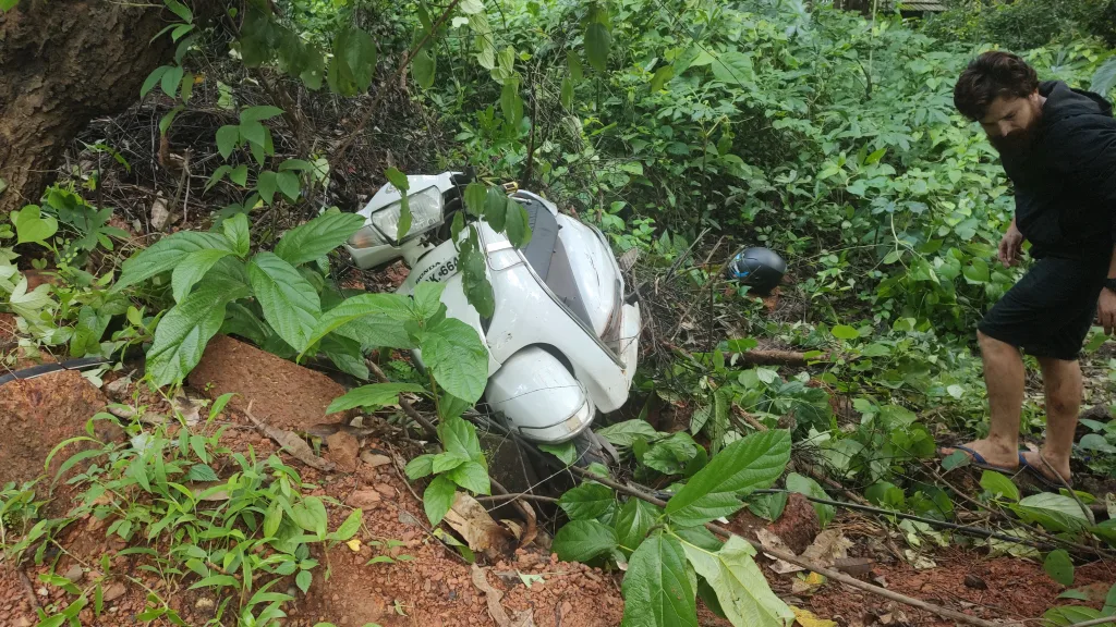 शिवोलीतील त्या धोकादायक वळणावर अपघात Accident at that dangerous turn in Shivoli