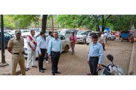 जिल्हाधिकाऱ्यांकडून कार्यालय परिसराची पाहणी