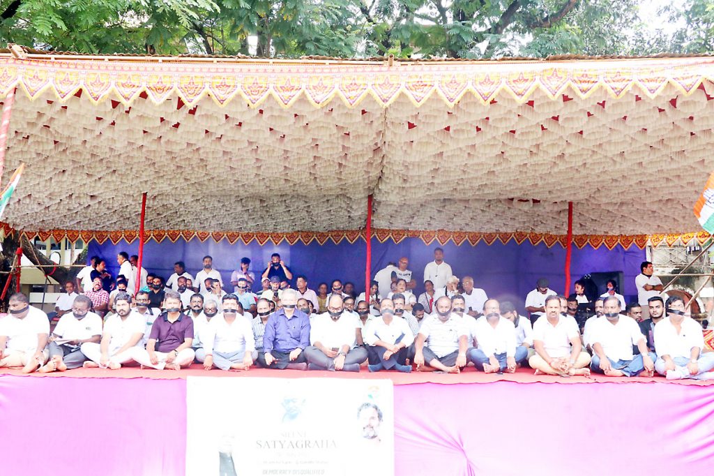 भाजपच्या गैर वृत्तीच्या विरोधात काँग्रेसचा ’मौन सत्याग्रह’ Congress's 'silent satyagraha' against BJP's misbehavior