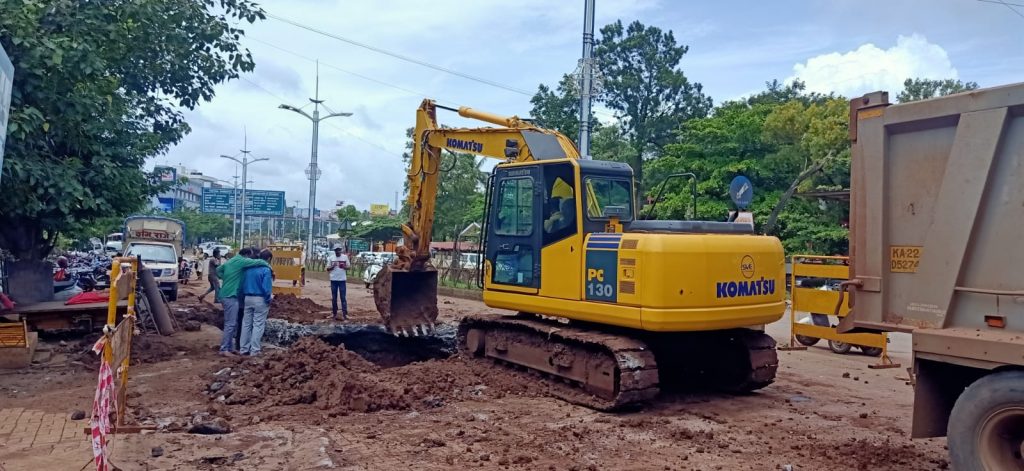 Traffic jam in Maratha Mandir area due to works on Goodshed Road