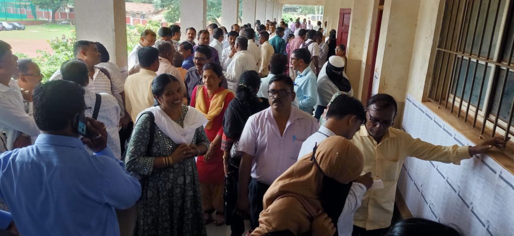 Huge rush of teachers for transfer process