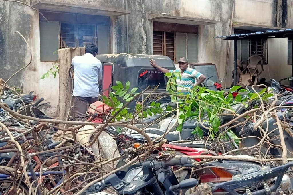 That' tree in front of the police station was finally removed