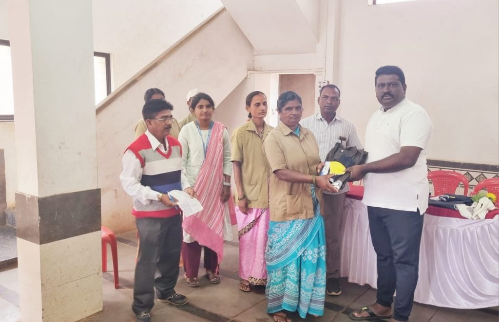 सफाई कर्मचाऱ्यांना साहित्याचे वाटप Distribution of materials to sanitation workers