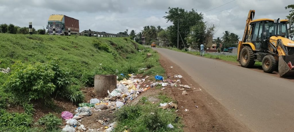 बस्तवाड-हलगा रस्त्यावर कचऱ्याचा ढीग Garbage heap on Bastwar-Halga road