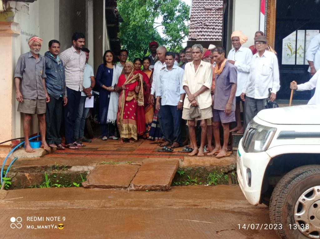 Farmers beat up the officials who came to mark the ring road