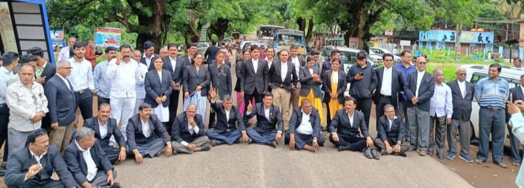 खानापूर-बेळगाव बससाठी वकिलांचे आंदोलन Lawyers protest for Khanapur-Belgaum bus