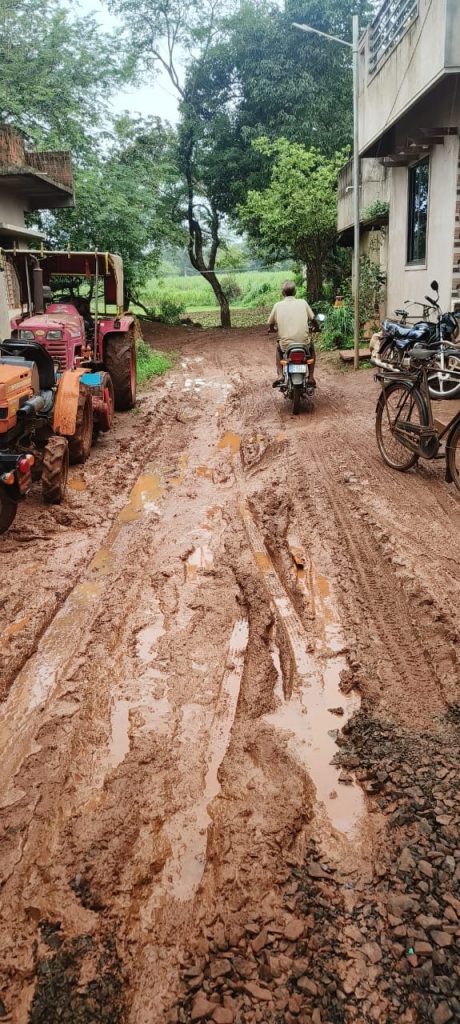 आंबेवाडीतील शांतीनगरमध्ये चिखलाचे साम्राज्य Kingdom of mud in Shantinagar in Ambewadi