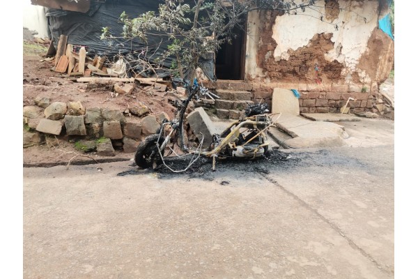 घी गल्ली परिसरात चार दुचाकींना आग