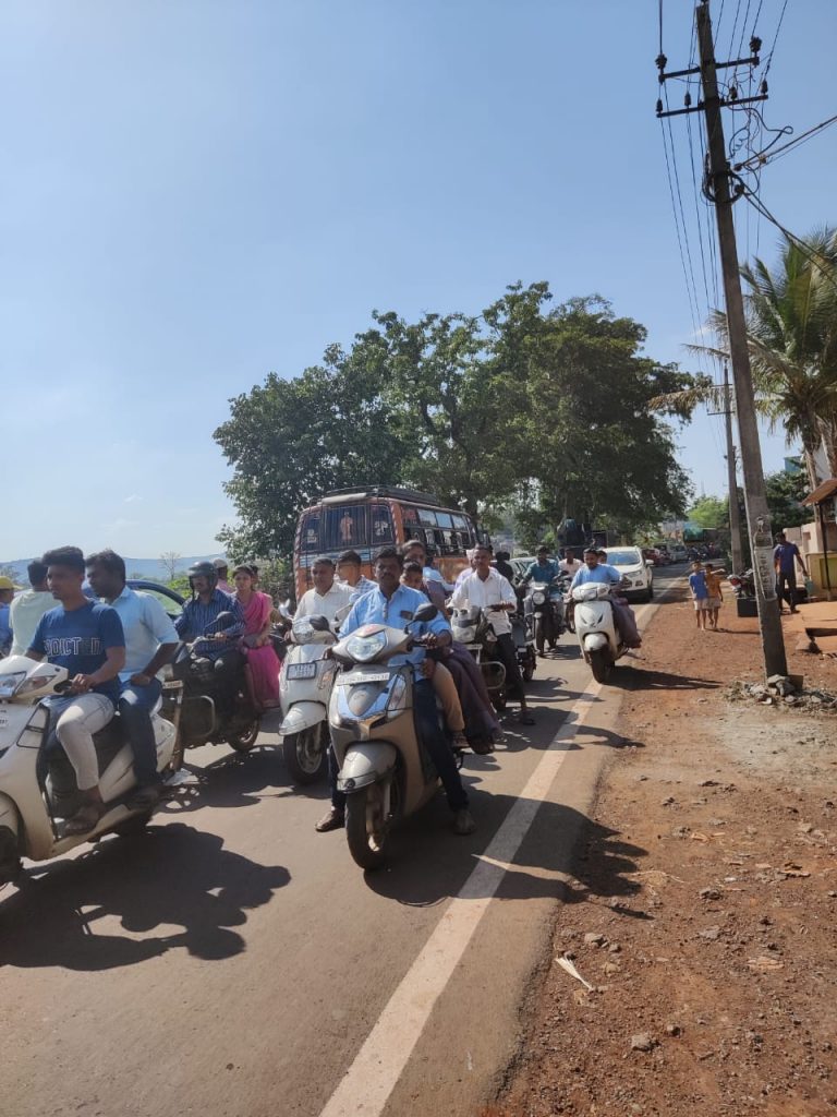 Crowd of tourists on Belgaum-Vengurle route