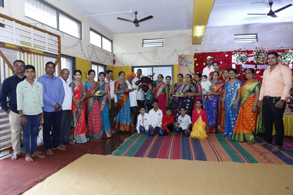 वडगावात रंगला गायीच्या डोहाळ्याचा कार्यक्रम Cow dohala program in Vadgaon