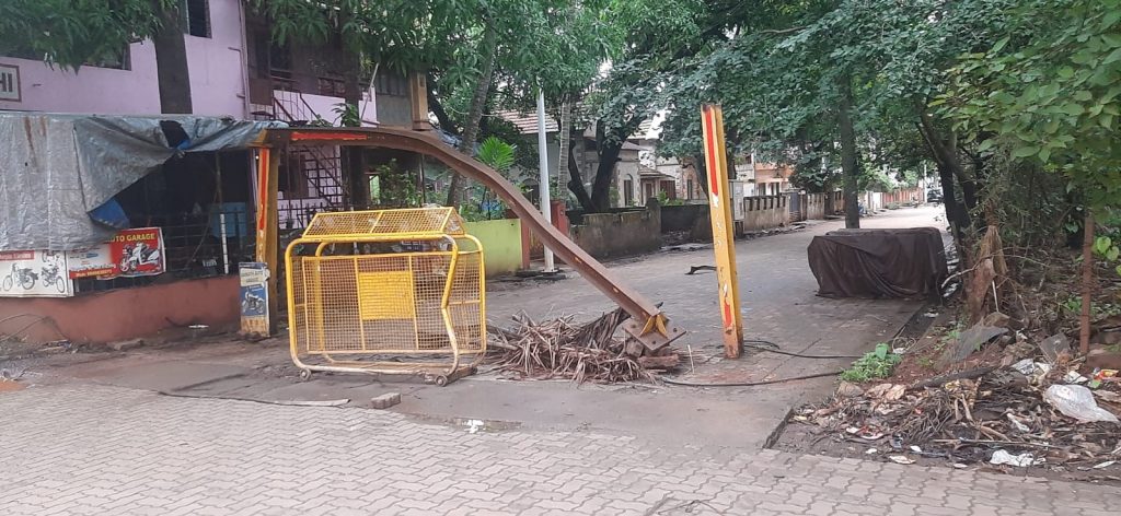 टिळकवाडी येथील लोखंडी कमान कोसळली The iron arch at Tilakwadi collapsed