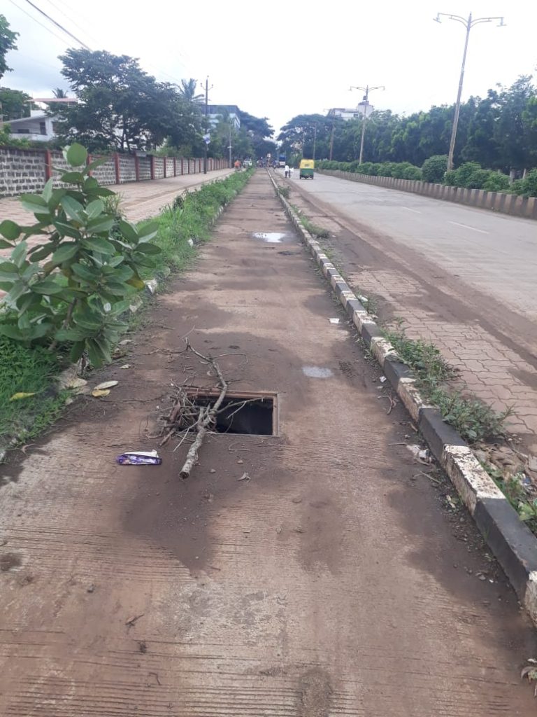 एपीएमसी रस्त्यावरील उघडे चेंबर धोकादायक Open chamber on APMC road dangerous