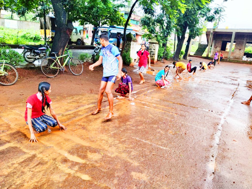 क्रीडांगणाअभावी खेळांचा सराव रस्त्यावर In the absence of playgrounds, sports are practiced on the streets