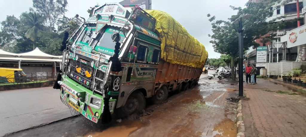 A truck on the Charit route at Goawes