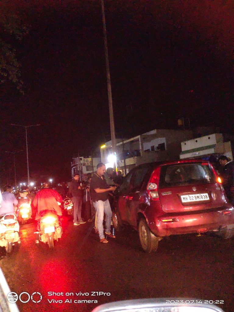 Road lamp on Belgaum-Vengurla road closed