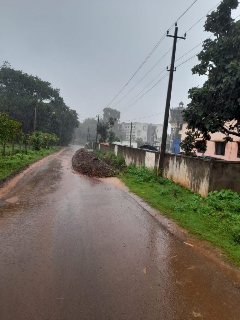 Sewer dug adjacent to Piranwadi Nagar Panchayat is dangerous
