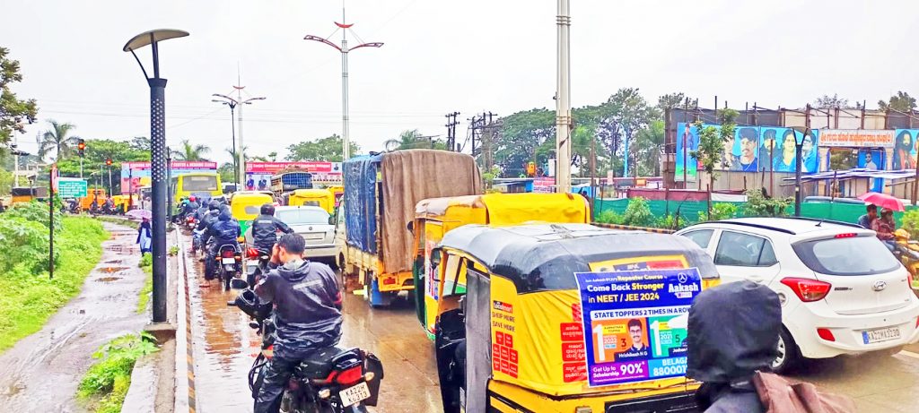 अशोक चौकात वाहतूक कोंडी नित्याचीच Traffic jams are common in Ashok Chowk