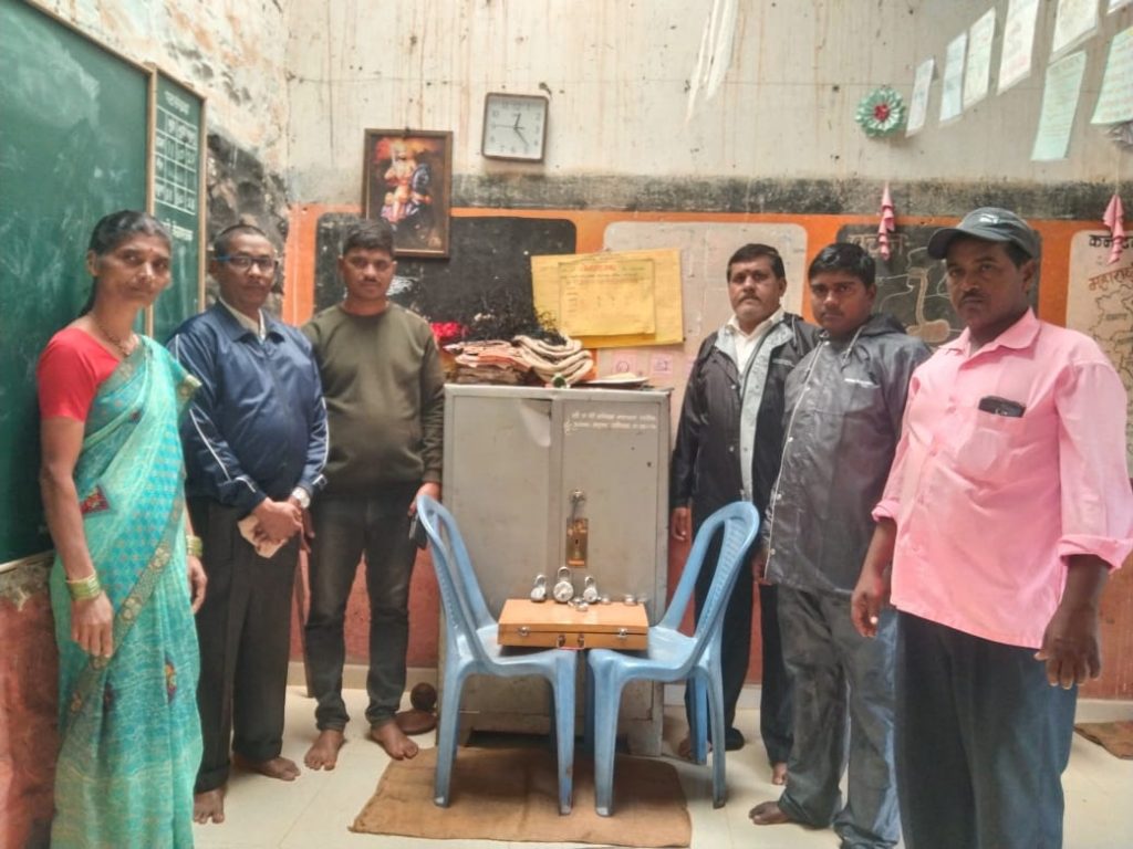 अतिवाड मराठी शाळेतील 10 वर्गखोल्यांचे कुलूप तोडले 10 classrooms in Ativad Marathi School were locked
