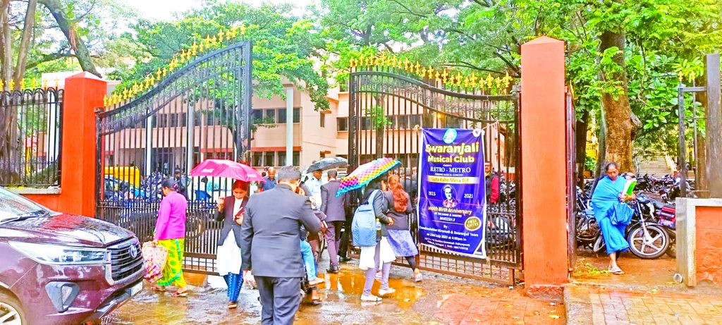 जेएमएफसी न्यायालयाचे प्रवेशद्वार पार्किंग समस्येमुळे बंद JMFC court entrance closed due to parking problem