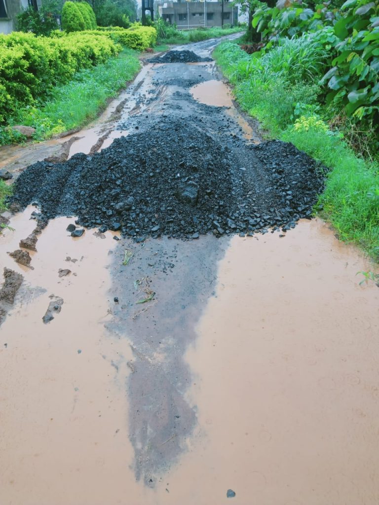 कडोली अयोध्यानगरातील रस्त्याची दयनीय अवस्था Pathetic condition of road in Kadoli Ayodhyanagar