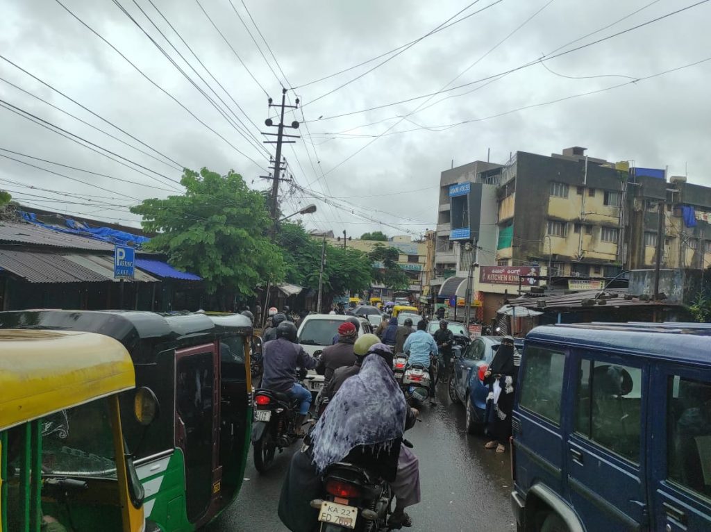 Citizens suffer from traffic jams on Kacheri Road