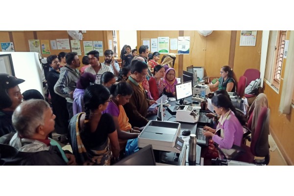 गृहलक्ष्मी नावनोंदणीसाठी तोबा गर्दी Toba Rush for Grihalakshmi Enrollment