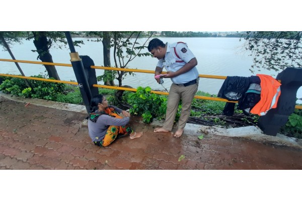 To a woman who attempted suicide Bravely saved by the traffic police