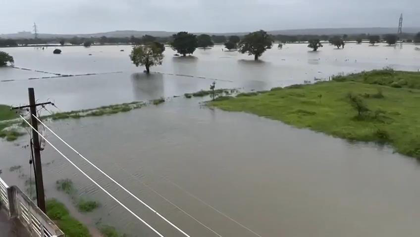 नेमेचि येतो पूर… शेतकऱ्यांचा फाटतो ऊर flood comes... Farmers' plows are torn