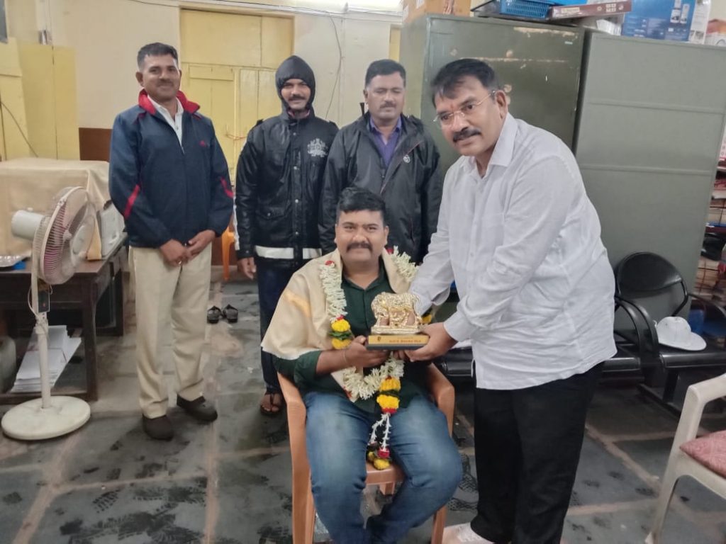 The policeman who saved the woman's life is widely praised