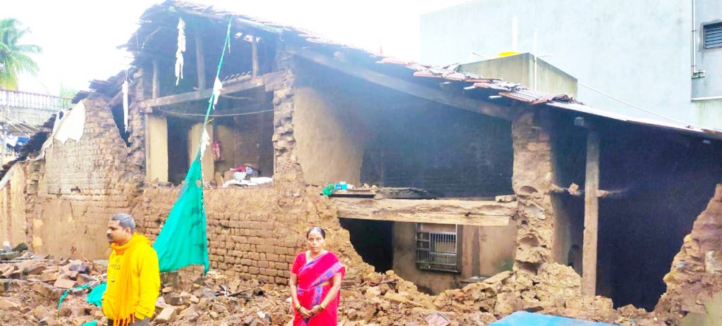 Two houses collapse in Halga : Loss of family