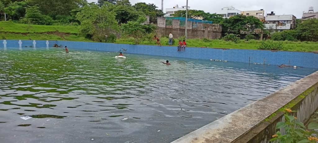 Students' lives are in danger because of the municipality