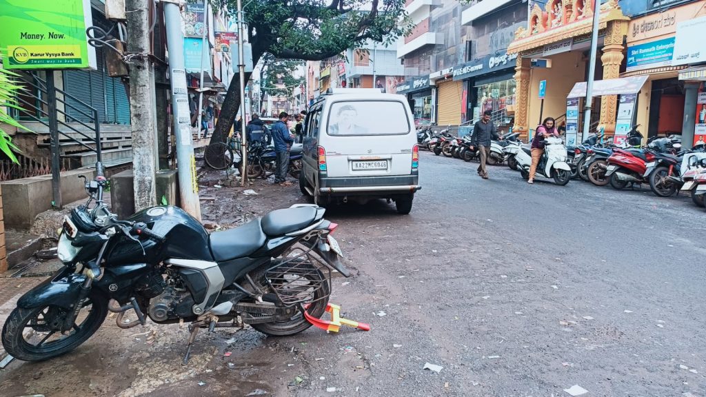 बाजारपेठेतील वाहतुकीला शिस्त लावण्याचा प्रयत्न Efforts to discipline market traffic