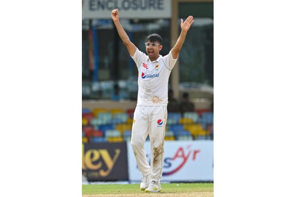 लंकेचा पहिला डाव 166 धावात समाप्त Lanka's first innings ended on 166 runs