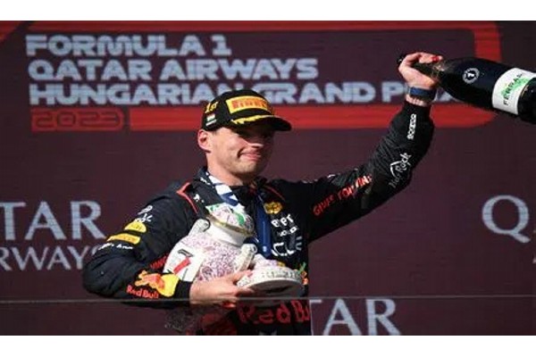 रेड बुलच्या व्हर्स्टापेन हंगेरी ग्रां प्रि मध्ये विजेता Red Bull's Verstappen wins the Hungarian Grand Prix
