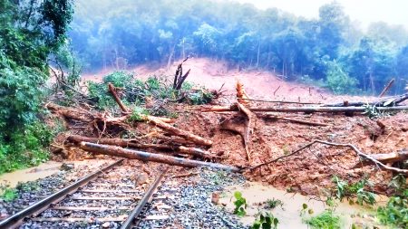 Near Karnjol, the fissure collapsed again