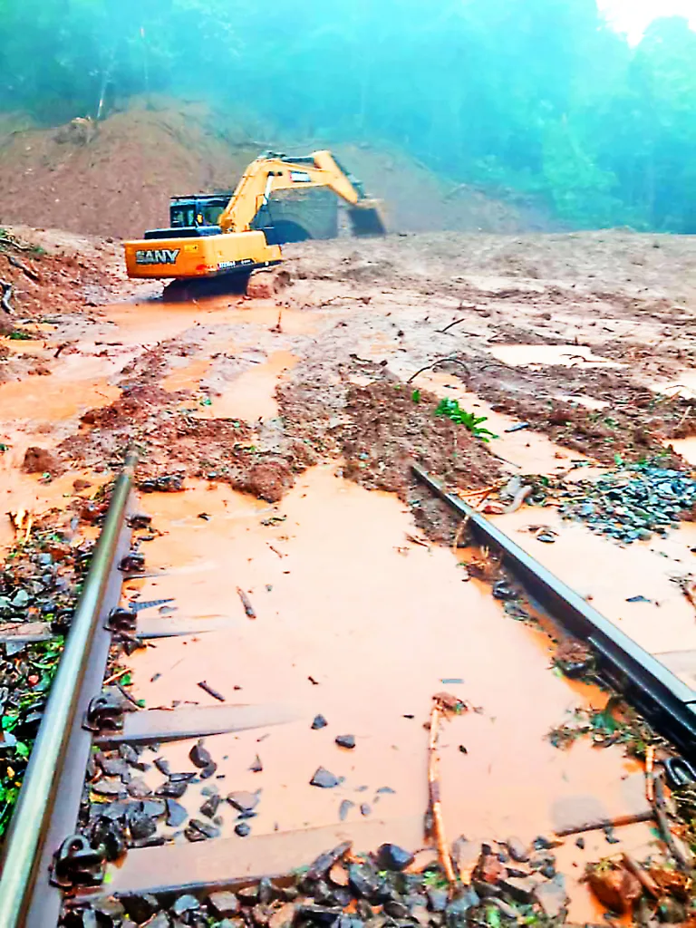 The work of removing the crack on the railway is still going on