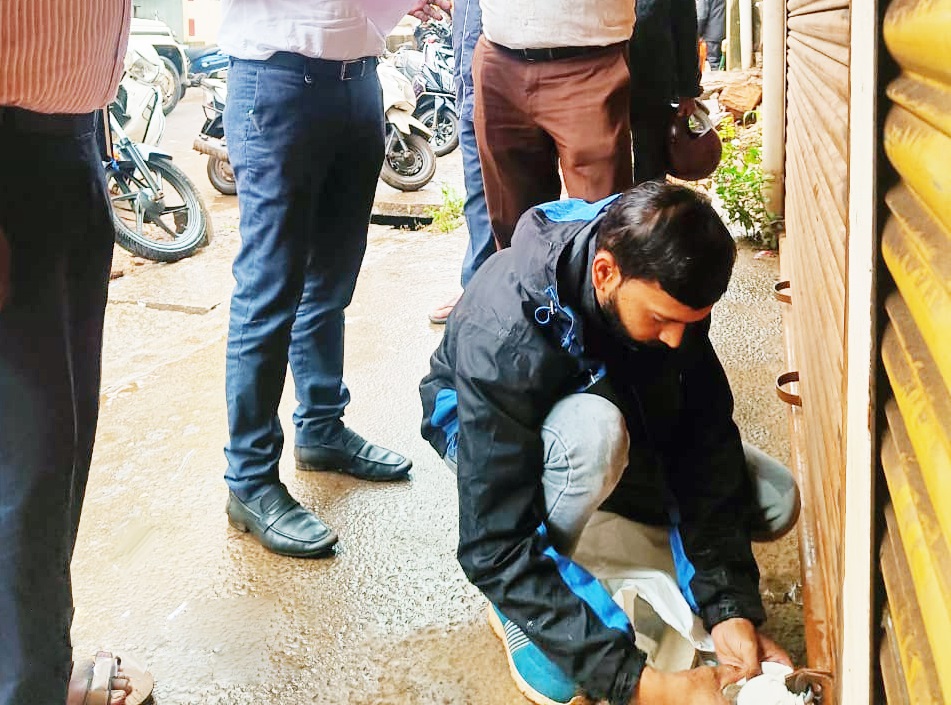 ‘गृहलक्ष्मी’साठी पैसे घेणाऱ्या ऑनलाईन सेंटरला ठोकले टाळे online centers seized