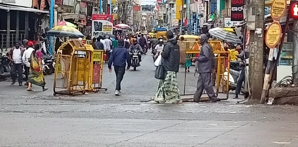 Barricades near the signal near the central bus station