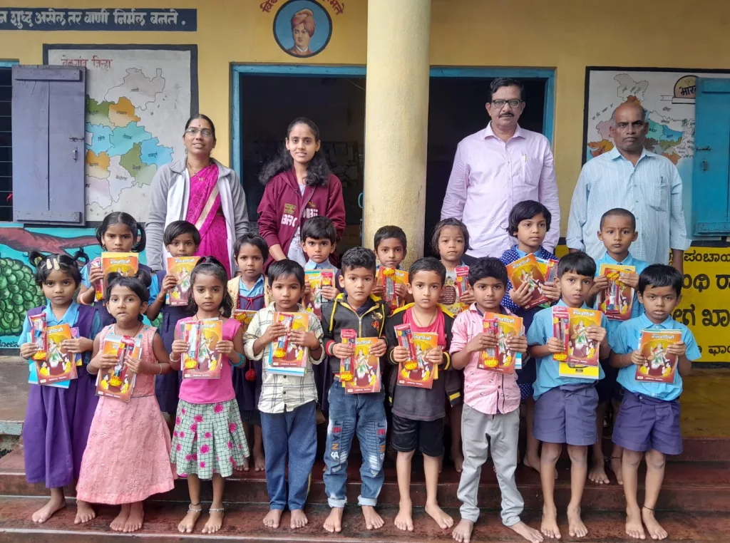 खानापुरातील मराठी शाळांत शैक्षणिक साहित्याचे वाटप Distribution of educational materials in Marathi schools in Khanapur
