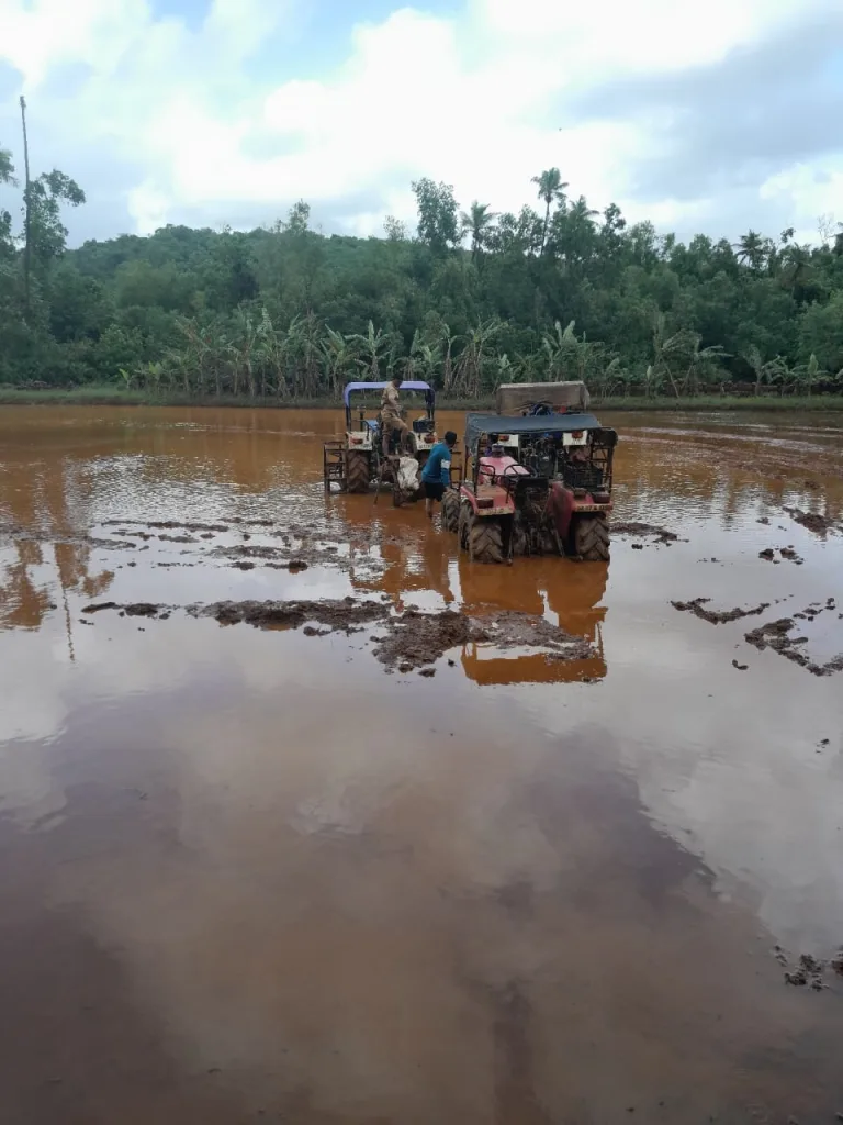 पाण्यात अडकलेला ट्रॅक्टर बाहेर काढण्यात यश Successfully pulled out the tractor stuck in water